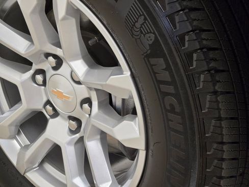 Used 2025 Chevrolet Suburban LT image 14