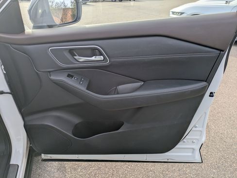 Used 2021 Nissan Rogue Platinum image 32