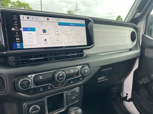 Certified 2024 Jeep Gladiator Sport image 12