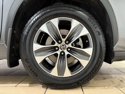 Certified 2024 Toyota Highlander XLE image 9