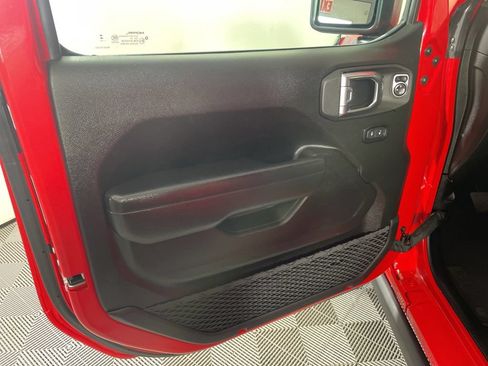 Certified 2025 Jeep Wrangler Unlimited Rubicon 4xe w/ Convenience Group AWD/4WD image 9
