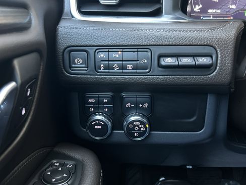 Used 2022 GMC Yukon XL Denali image 29