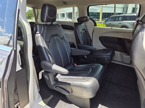 Used 2023 Chrysler Pacifica Touring-L FWD image 18
