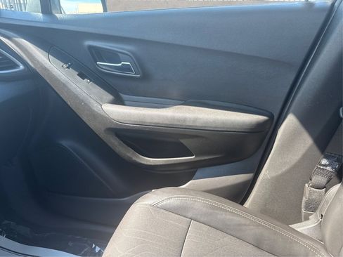 Used 2019 Chevrolet Trax LT w/ LT Convenience Package FWD image 28