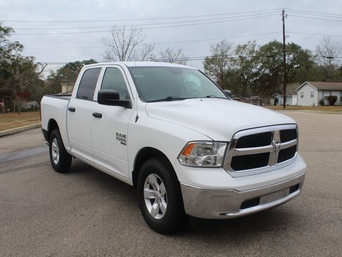 Used 2022 RAM 1500 Classic SLT image 2