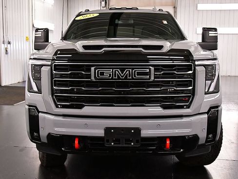 Used 2025 GMC Sierra 2500 AT4 AWD/4WD image 2