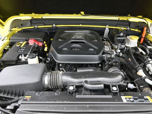 Used 2022 Jeep Wrangler Unlimited Sahara w/ Cold Weather Group AWD/4WD image 22