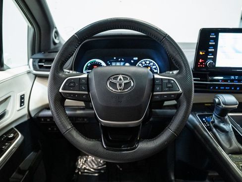 Used 2022 Toyota Sienna Limited image 31