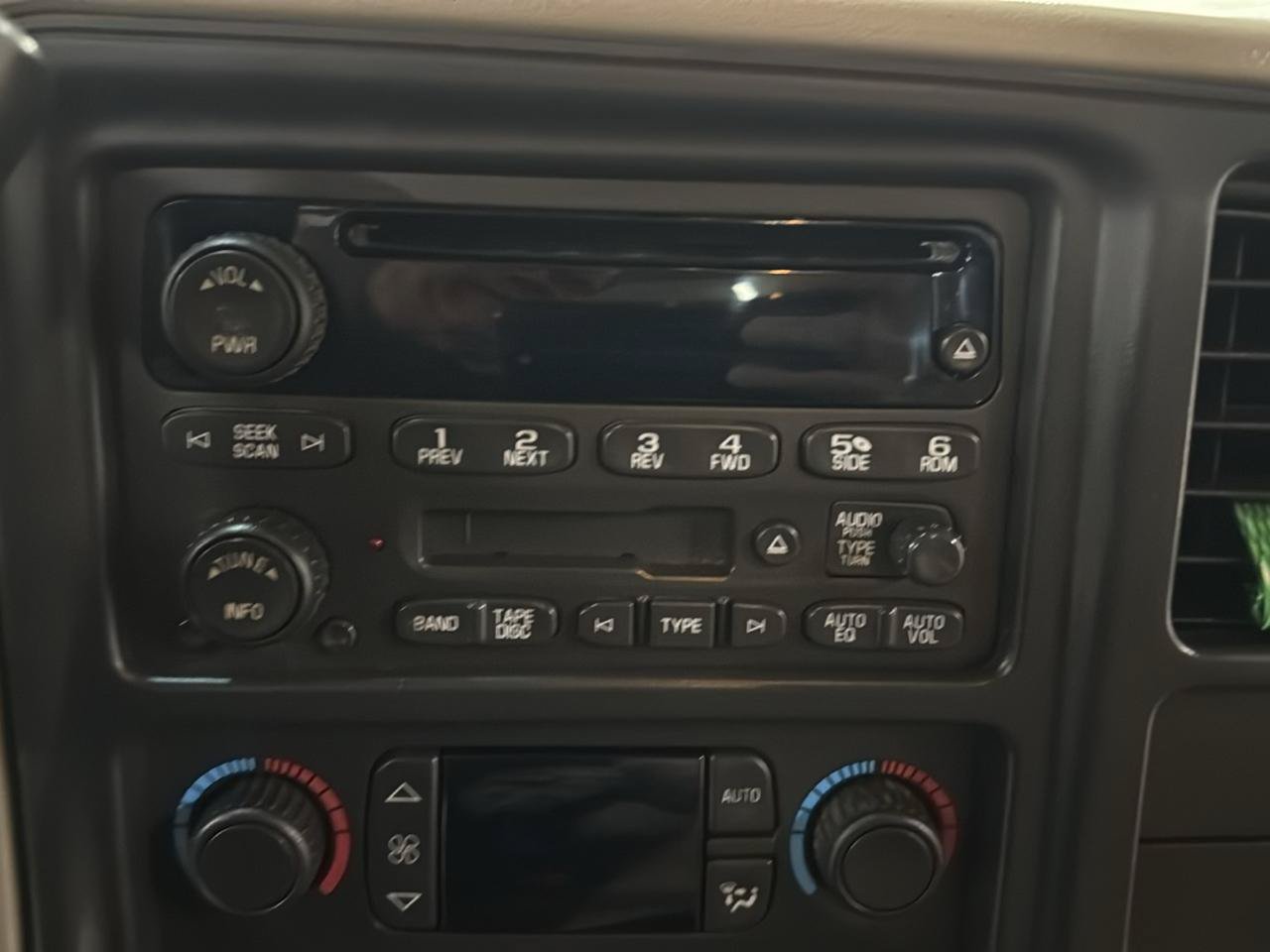 Used 2005 Chevrolet Silverado 2500 LT w/ Heavy-Duty Power Package AWD/4WD image 20