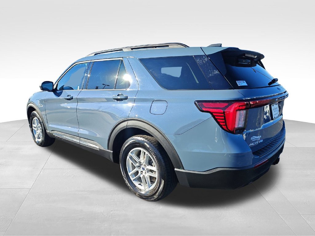Used 2025 Ford Explorer Active AWD/4WD image 3