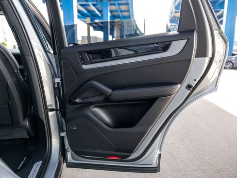 Certified 2025 Porsche Cayenne image 42