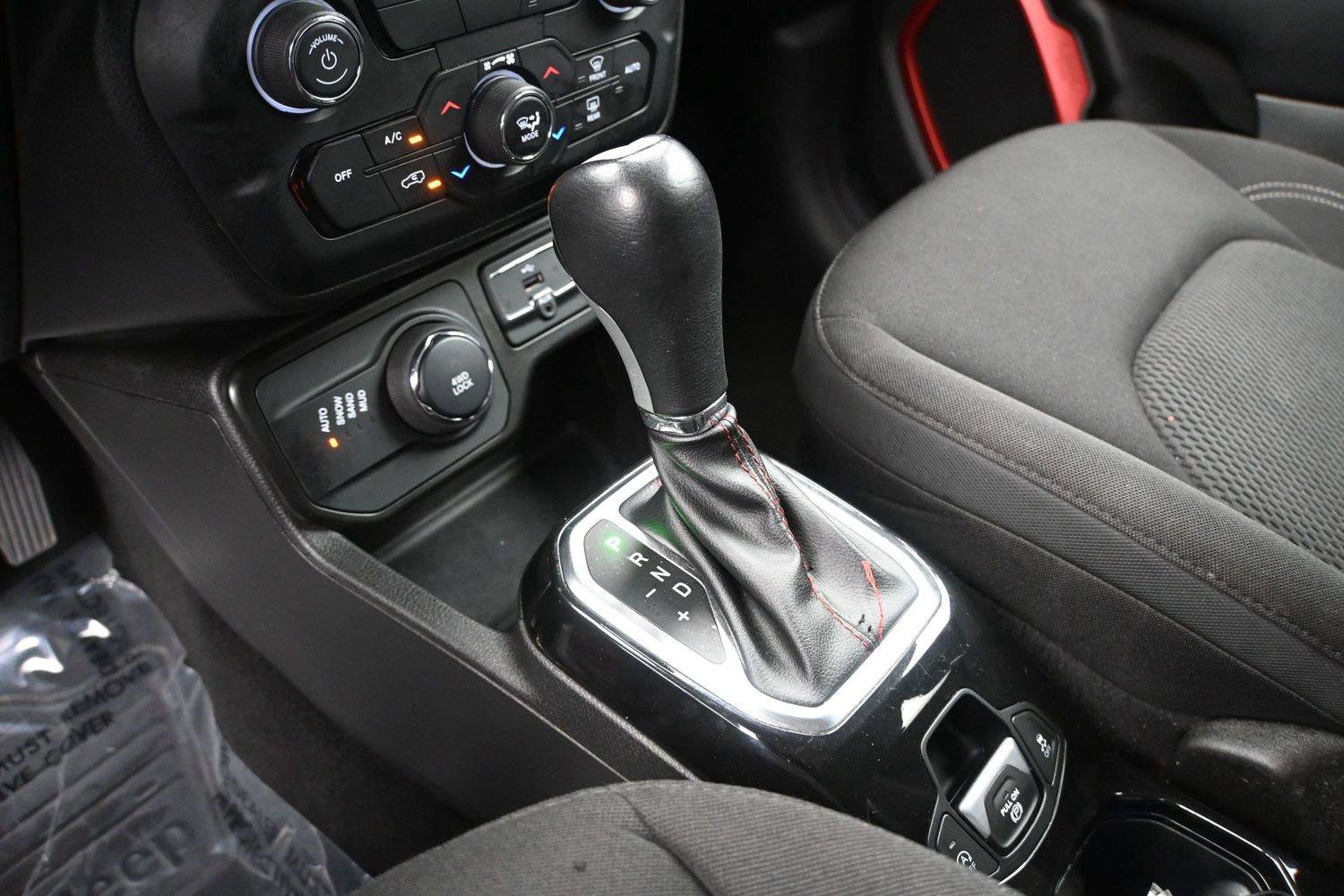 Used 2022 Jeep Renegade Latitude w/ Convenience Group AWD/4WD image 5