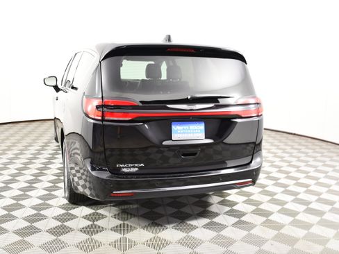 Used 2024 Chrysler Pacifica Touring-L FWD image 7