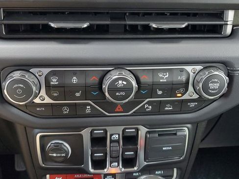 New 2025 Jeep Gladiator Mojave image 32