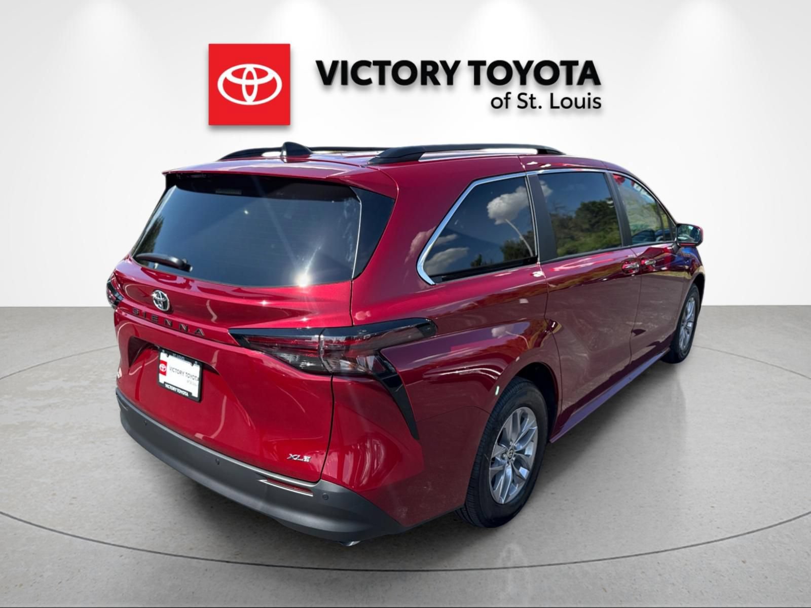 Used 2026 Toyota Sienna XLE FWD image 3