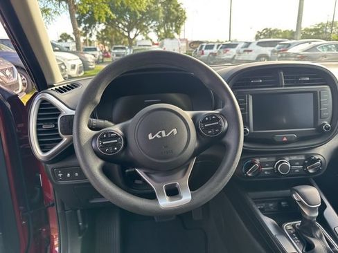 Used 2025 Kia Soul LX w/ LX Technology Package FWD image 28