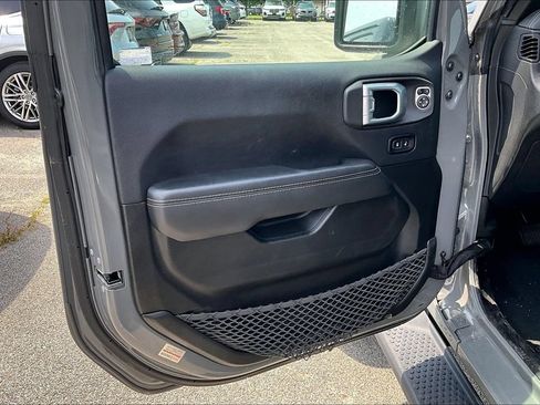 Used 2022 Jeep Wrangler Unlimited Sahara AWD/4WD image 22