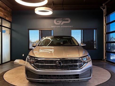 Used 2024 Volkswagen Jetta SE image 8