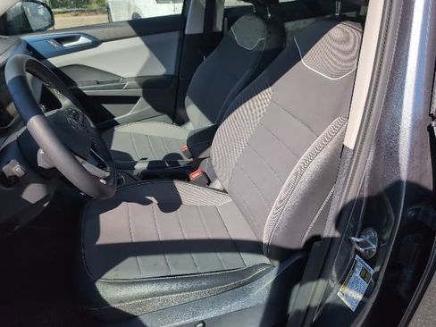 Used 2023 Volkswagen Taos SE w/ Panoramic Sunroof Package image 9