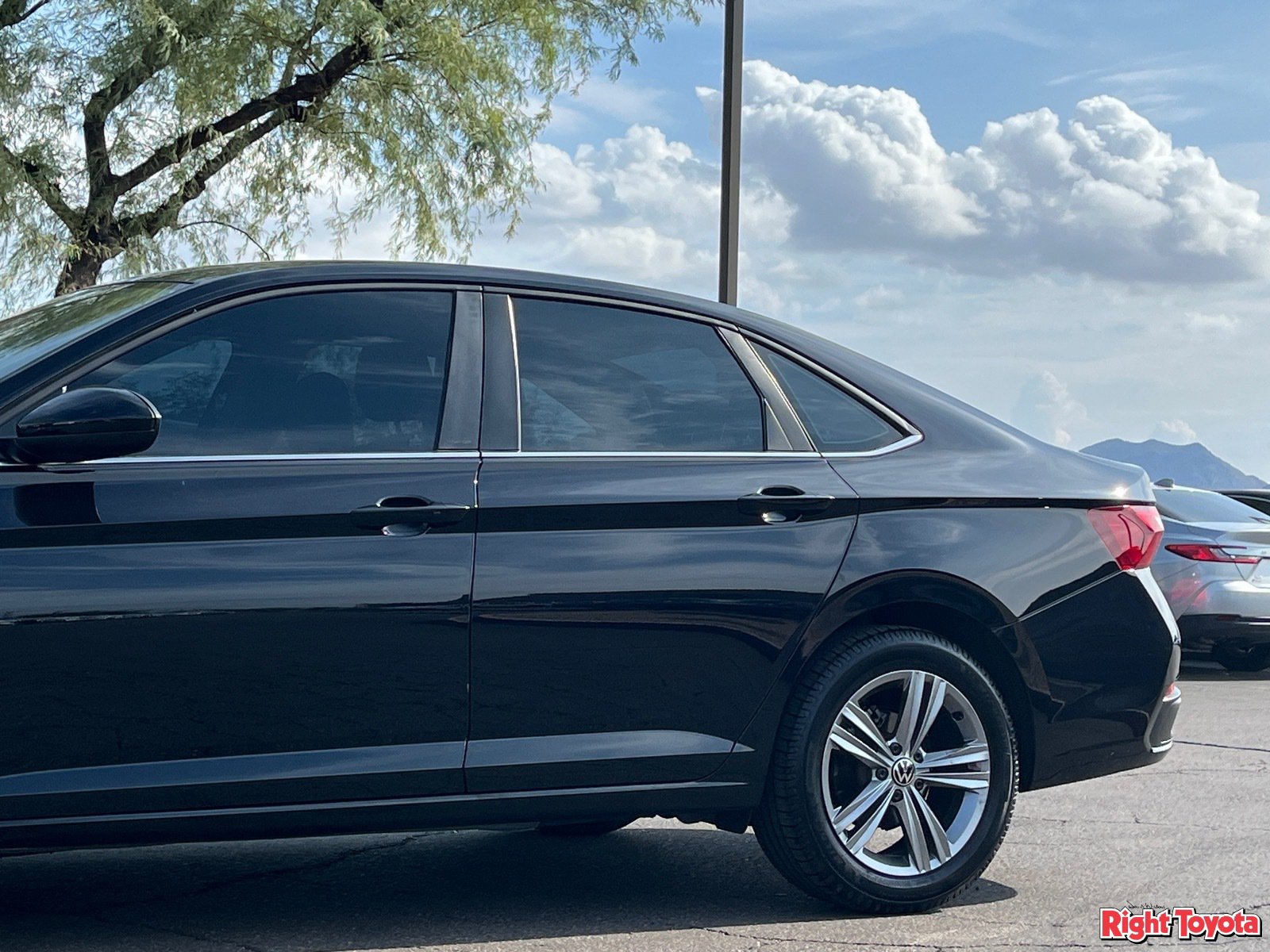Used 2024 Volkswagen Jetta SE w/ Panoramic Sunroof Package FWD image 9