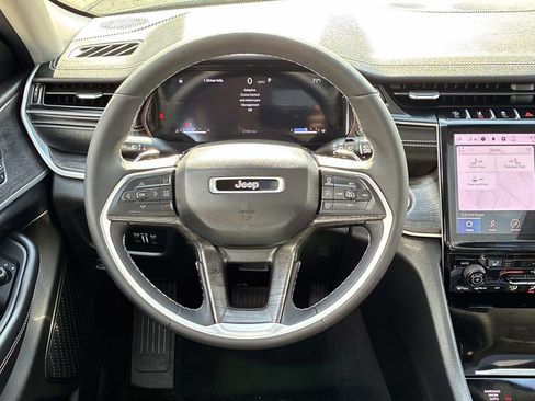 Certified 2023 Jeep Grand Cherokee Limited w/ Black Appearance Package AWD/4WD image 17