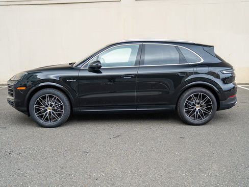 Used 2024 Porsche Cayenne E-Hybrid image 2