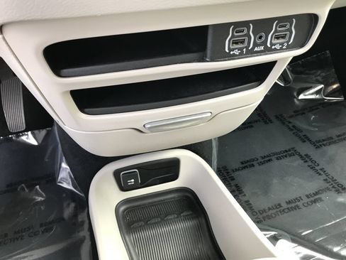 Used 2024 Chrysler Pacifica Touring-L FWD image 23
