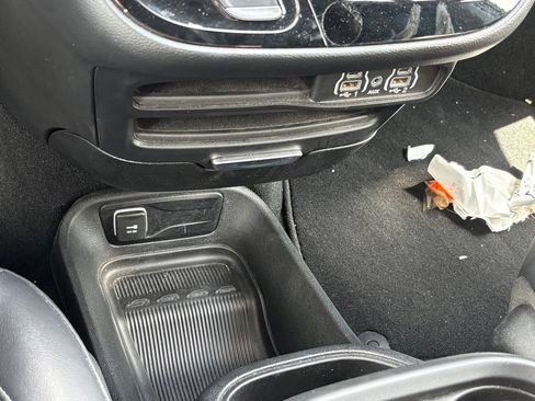 Used 2025 Chrysler Pacifica Select FWD image 12