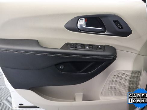 Used 2024 Chrysler Pacifica Select image 31