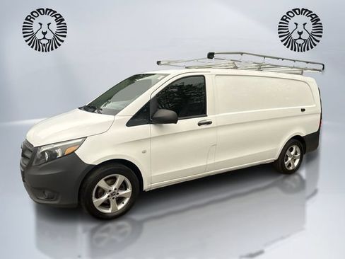 Used 2022 Mercedes-Benz Metris image 1