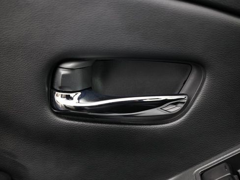 Used 2025 Nissan Frontier SV w/ SV Convenience Package image 16