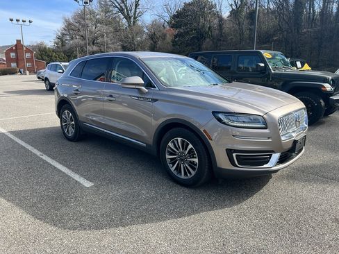 Used 2020 Lincoln Nautilus Premier w/ Equipment Group 101A image 3