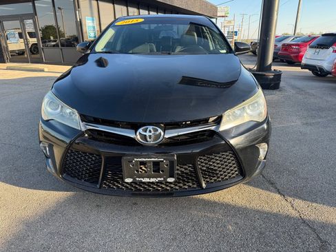 Used 2015 Toyota Camry SE w/ Moonroof Package image 3