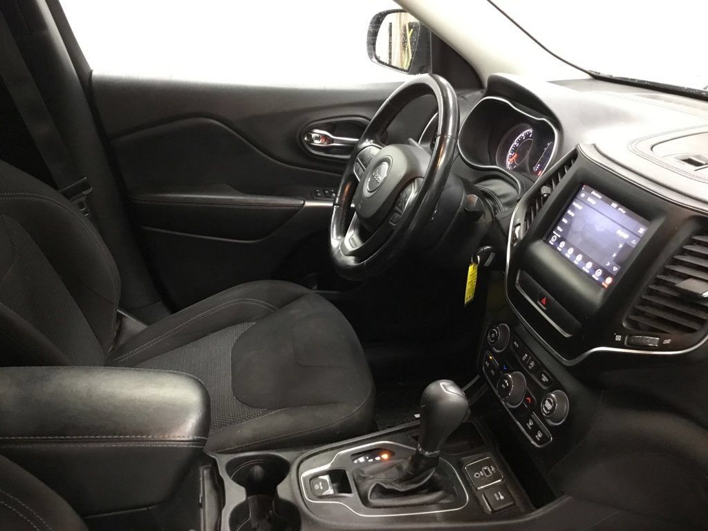 Used 2019 Jeep Cherokee Latitude w/ Cold Weather Group FWD image 29