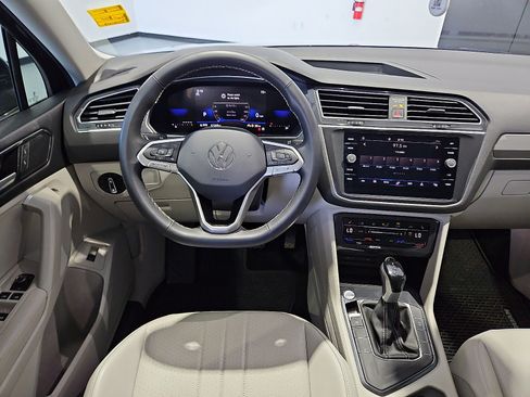 Certified 2024 Volkswagen Tiguan SE w/ Panoramic Sunroof Package FWD image 8