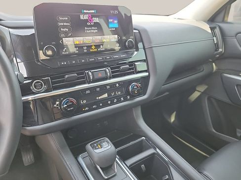 Used 2023 Nissan Pathfinder SL AWD/4WD image 20