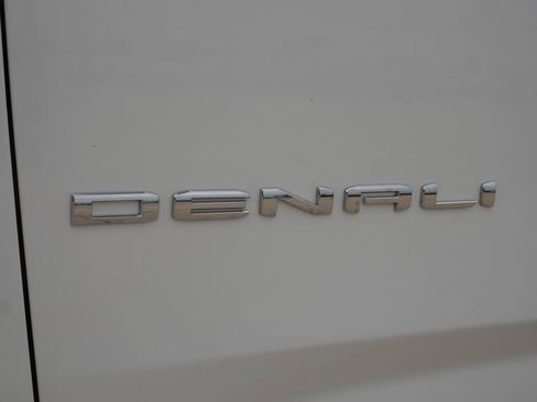 Used 2025 GMC Yukon Denali AWD/4WD image 14