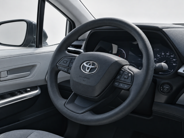 Used 2025 Toyota Sienna LE FWD image 5
