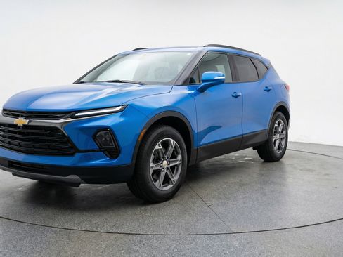 Used 2025 Chevrolet Blazer LT FWD image 3