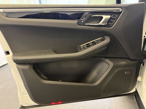 Certified 2025 Porsche Macan image 15
