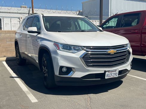 Used 2021 Chevrolet Traverse LT FWD image 2