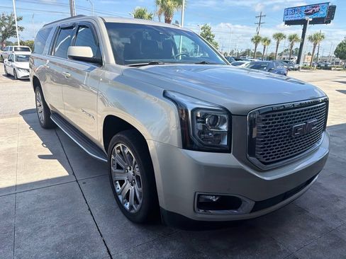 Used 2017 GMC Yukon XL SLT AWD/4WD image 3