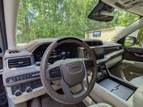 Used 2024 GMC Yukon XL Denali w/ Advanced Technology Package AWD/4WD image 10