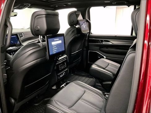 Used 2025 Jeep Wagoneer Series III w/ Premium Group I AWD/4WD image 33