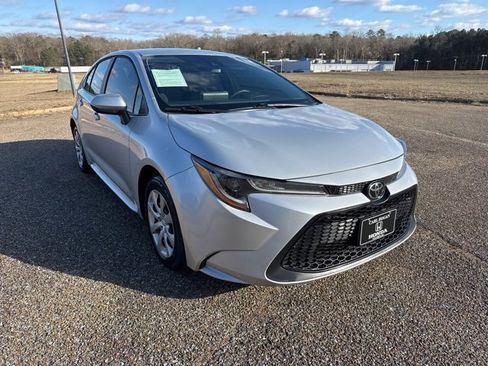 Used 2021 Toyota Corolla LE image 2