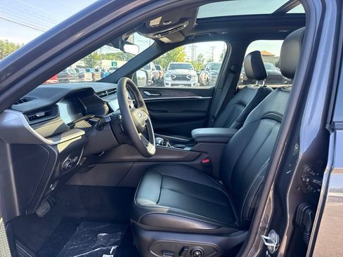 New 2026 Jeep Grand Cherokee L Limited w/ Limited Altitude Package AWD/4WD image 17