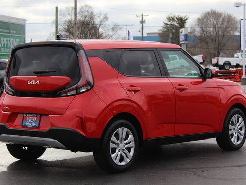 Used 2023 Kia Soul LX image 8