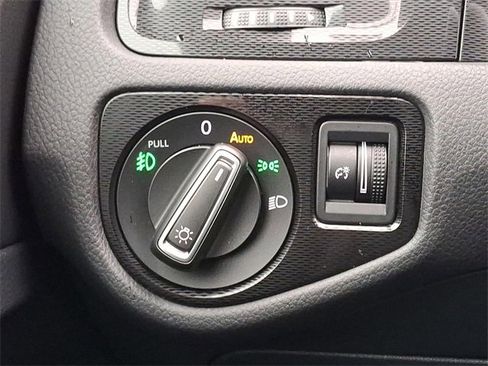 Used 2016 Volkswagen GTI SE image 24