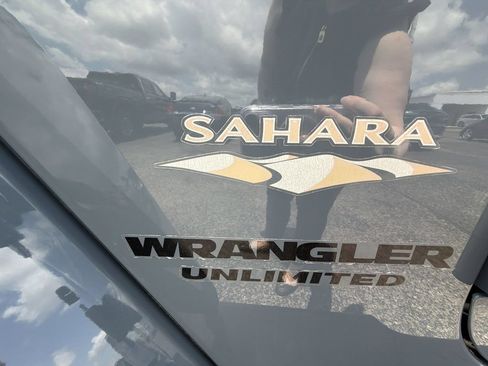Used 2015 Jeep Wrangler Unlimited Sahara AWD/4WD image 39