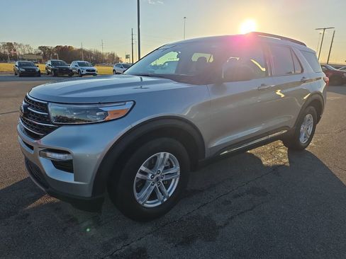 Used 2023 Ford Explorer XLT w/ Equipment Group 202A image 3